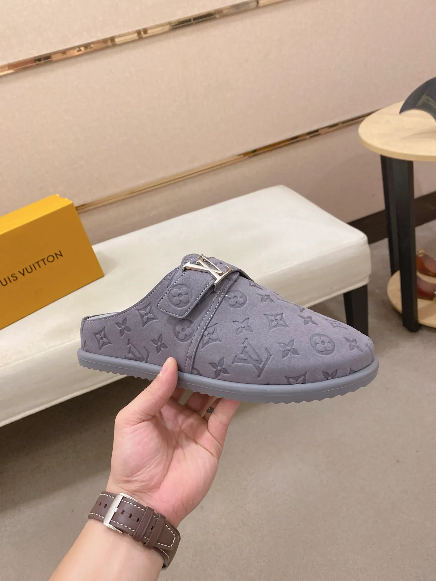 Men's shoes 💰: 360💰LV made 🔍Top purchasing agents, men's spring and summer slippers are available at the same counter. The uppers are made of Italian imported denim with logo graphics and high-quality craftsmanship. The soles are original soles specially provided by the original factory. The exclusive movable molded soles are super comfortable. Original factory follow-up products. 🔍🔍High quality. You can enter and exit the counter at will. Welcome to compare. The code number is 38-44.